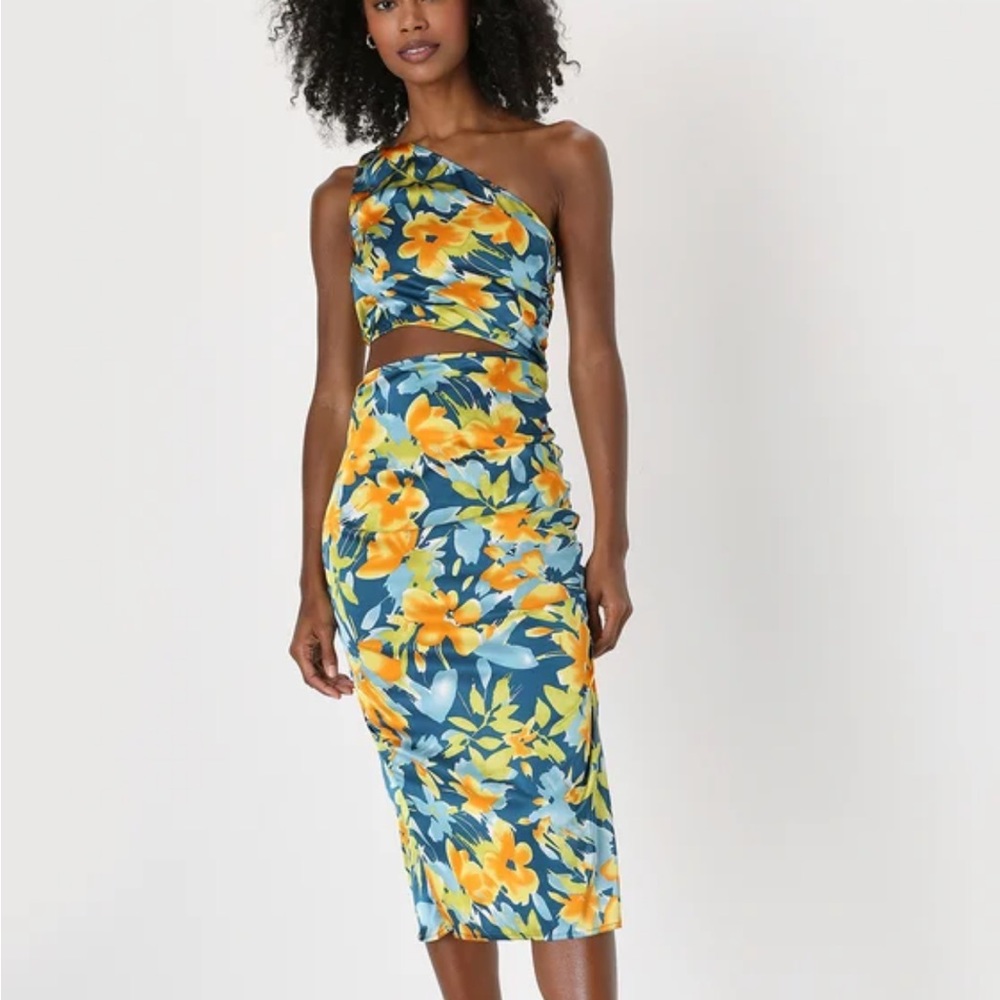 Worn once one shoulder cut out dress from Lulu’s. Size Medium.